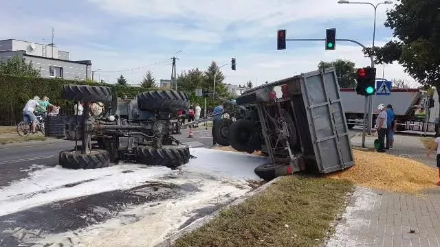 Ciągnik przewrócił się i zablokował drogę