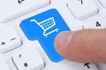 Online Shopping bestellen und einkaufen im Internet am Computer Tastatur