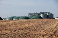 &lt;p&gt;Biogazownia w Przemysławiu wykorzystuje kiszonkę z kukurydzy, gnojowicę i odpady z produkcji zwierzęcej, a ciepło zagospodarowuje w całości. Szkoda, że przez brak odpowiedniej mocy przyłącza blokuje się jej dalszy rozwój.&lt;/p&gt;