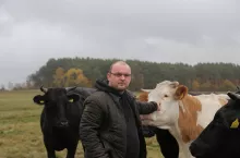 &lt;p&gt;Emil Mieczaj ze Szczecinka planuje sprzedać swoje stado. Jeśli będzie pomoc suszowa – odkupi je na wiosnę. Zgromadzoną dużym kosztem paszę dla stada sprzeda, by mieć za co przeżyć zimę.&lt;/p&gt;