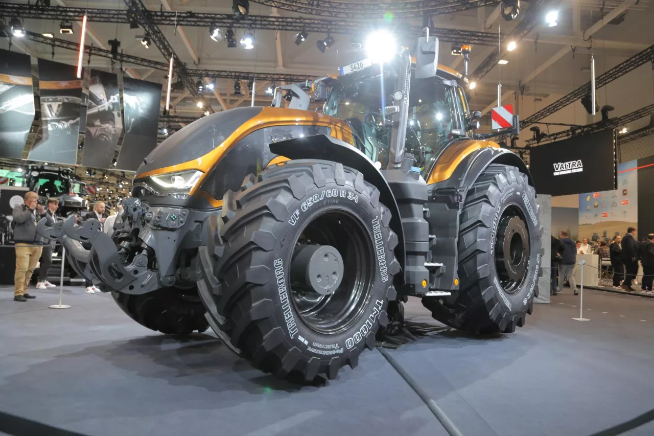 &lt;p&gt;Flagowy traktor Valtra S416 ma moc 420 KM. Jego produkcję przeniesiono z Beauvais we Francji (AGCO) do Suolahti w Finlandii.&lt;/p&gt;