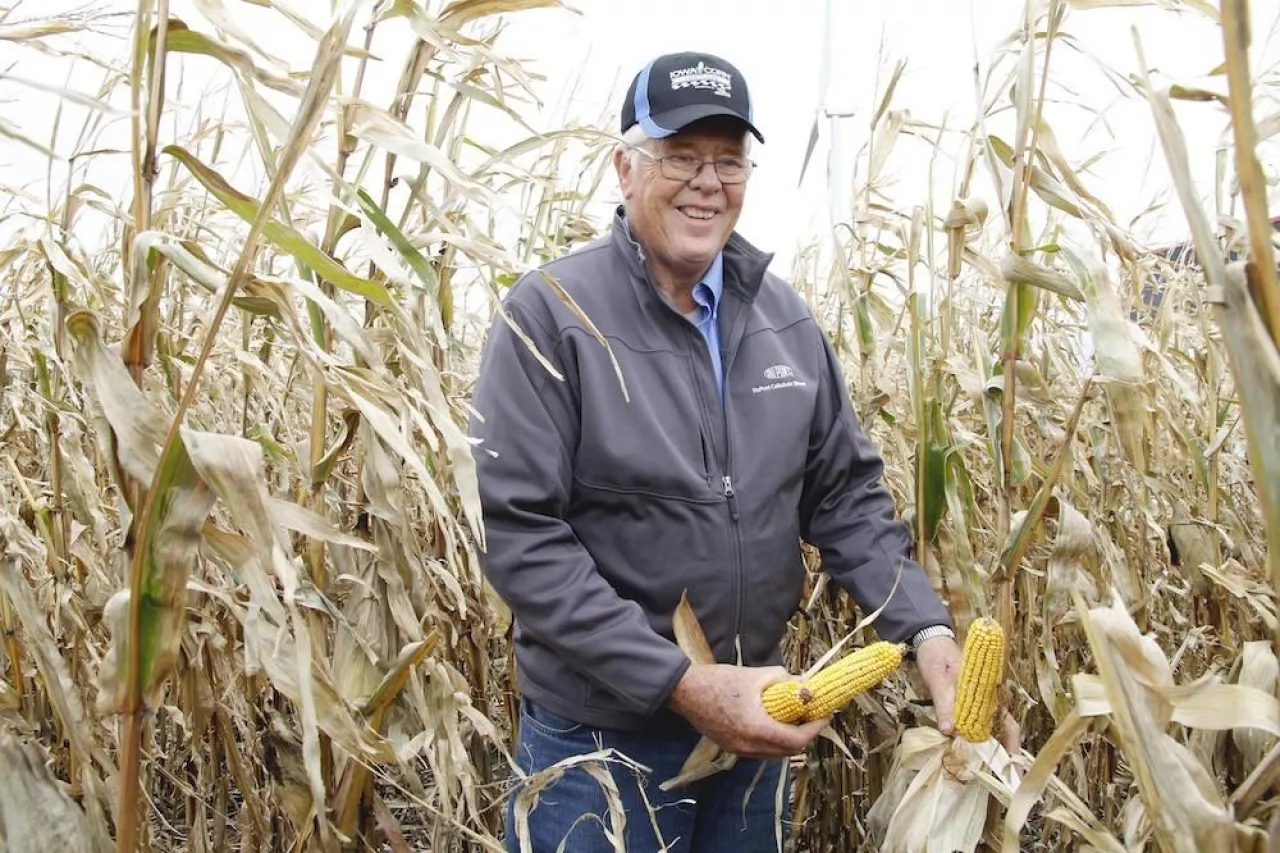 &lt;p&gt;Amerykański farmer chwali się kukurydzą&lt;/p&gt;
