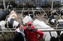Magda i Michał Jaśkowiakowie od 6 lat użytkują nową oborę. Wcześniej produkowali mleko, teraz zgłębiają tajniki hodowli.