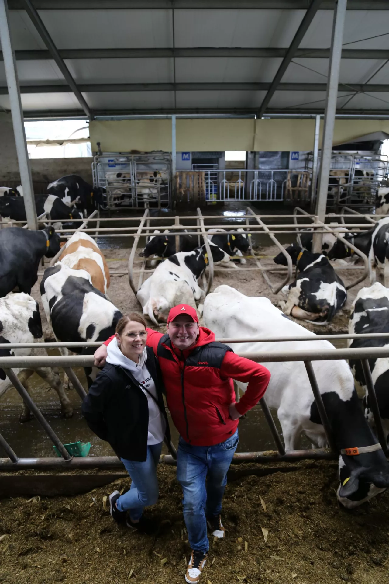 Magda i Michał Jaśkowiakowie od 6 lat użytkują nową oborę. Wcześniej produkowali mleko, teraz zgłębiają tajniki hodowli.