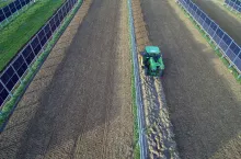 Dzięki agrofotowoltaice między nieuprawnymi pasami z konstrukcją PV, ok. 90% całkowitej powierzchni pola może być nadal wykorzystywane rolniczo.