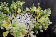 W konstrukcjach wykorzystano naturalne bawełniane koronki. W pierwszej kompozycji kwiaty kosaćców, kwiatostany wyżlinu większego (lwiej paszczy), kuliste kwiatostany kraspedii żółtej i baldachy śniedka Saundersa o kwiatach białych. W kompozycji z dwoma koronkami znajdujemy pomarańczowe kwiaty gloriozy, róże, chryzantemy, tulipany, anturium, kwiatostany marchwi i źdźbła trawy – obiedki szerokolistnej.
