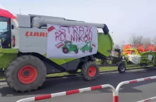 Protestujący rolnicy w Tarnowie Podgórnym zablokowali magazyn Lidla.