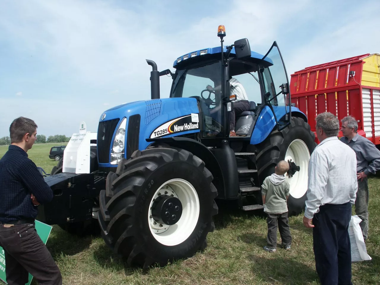 W 2005 roku liderem polskiego rynku sprzedaży traktorów (8046 szt.) był Zetor (2048 szt.), następnie Belarus (1748 szt.), Ursus (811 szt.), New Holland (771 szt.) i John Deere (570 szt.). Trio liderów przegrało walkę z technologią i normami spalin.