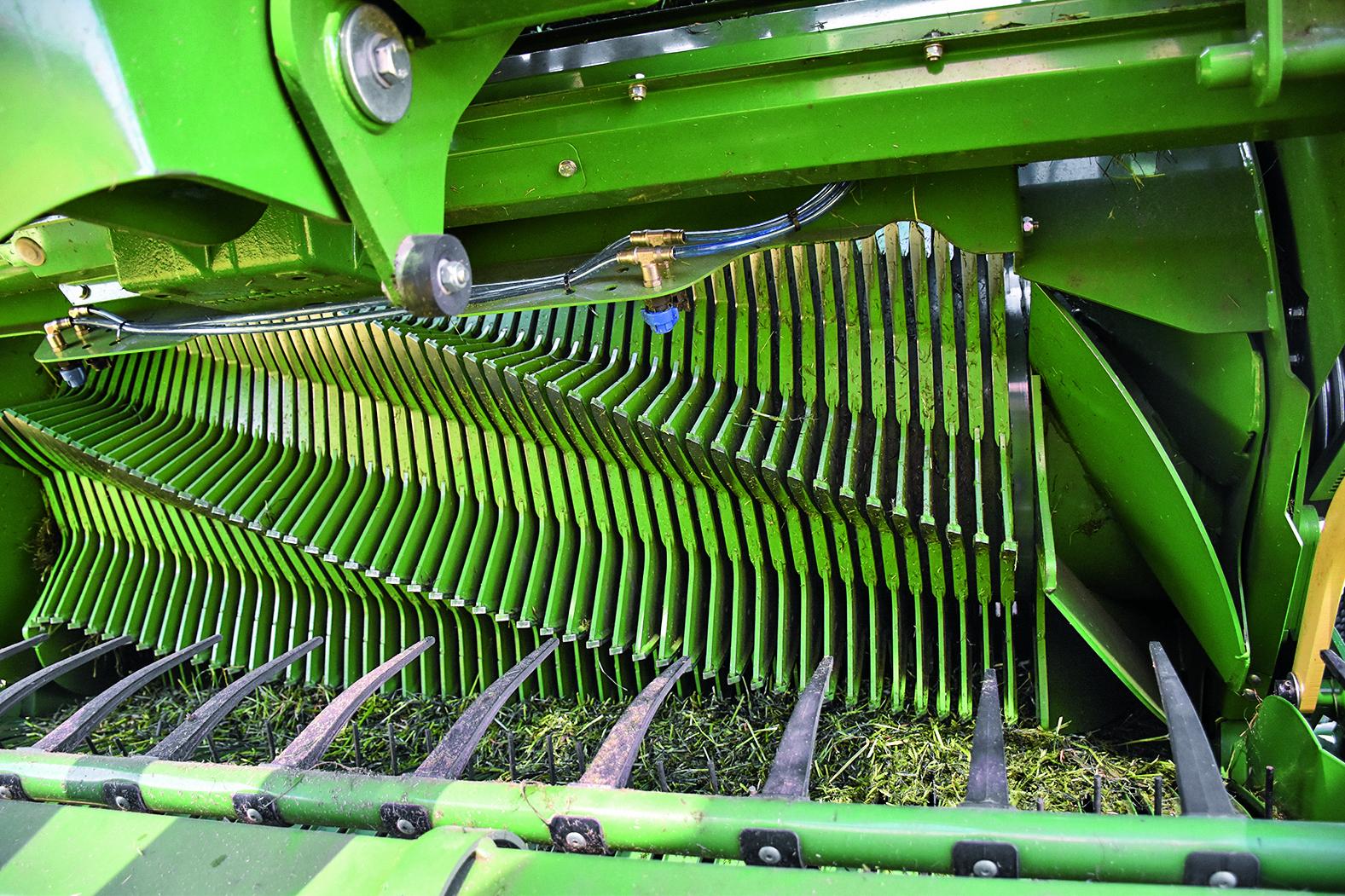 Przyczepy do zbioru zielonki i układ cięcia paszy [RAPORT Z PRACY]