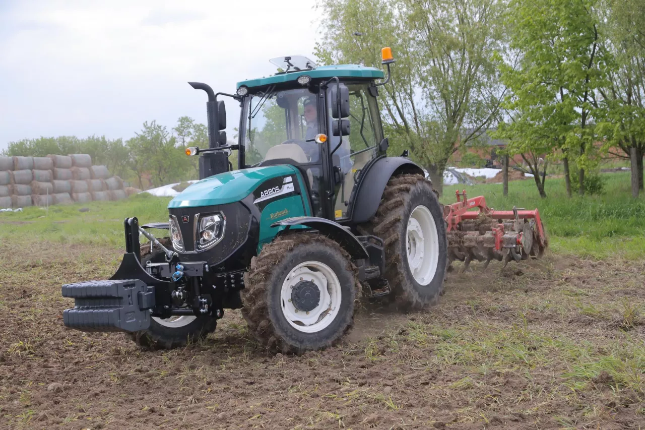 Główną nagrodą konkursu z okazji 30-lecia top agrar Polska jest ciągnik Arbos 4110. Wiosną przepracowaliśmy nim kilkanaście godzin w lekkich i ciężkich pracach polowych oraz w transporcie.