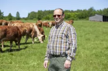 Krowy z gospodarstwa w Tarnawce wypasają się na kwaterach o łącznej powierzchni 130 ha. Mamki przeważają w rasie limousine.