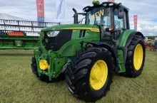 Nowe ciągniki John Deere 6M przyłapane przed premierą na targach Cereals w Anglii.