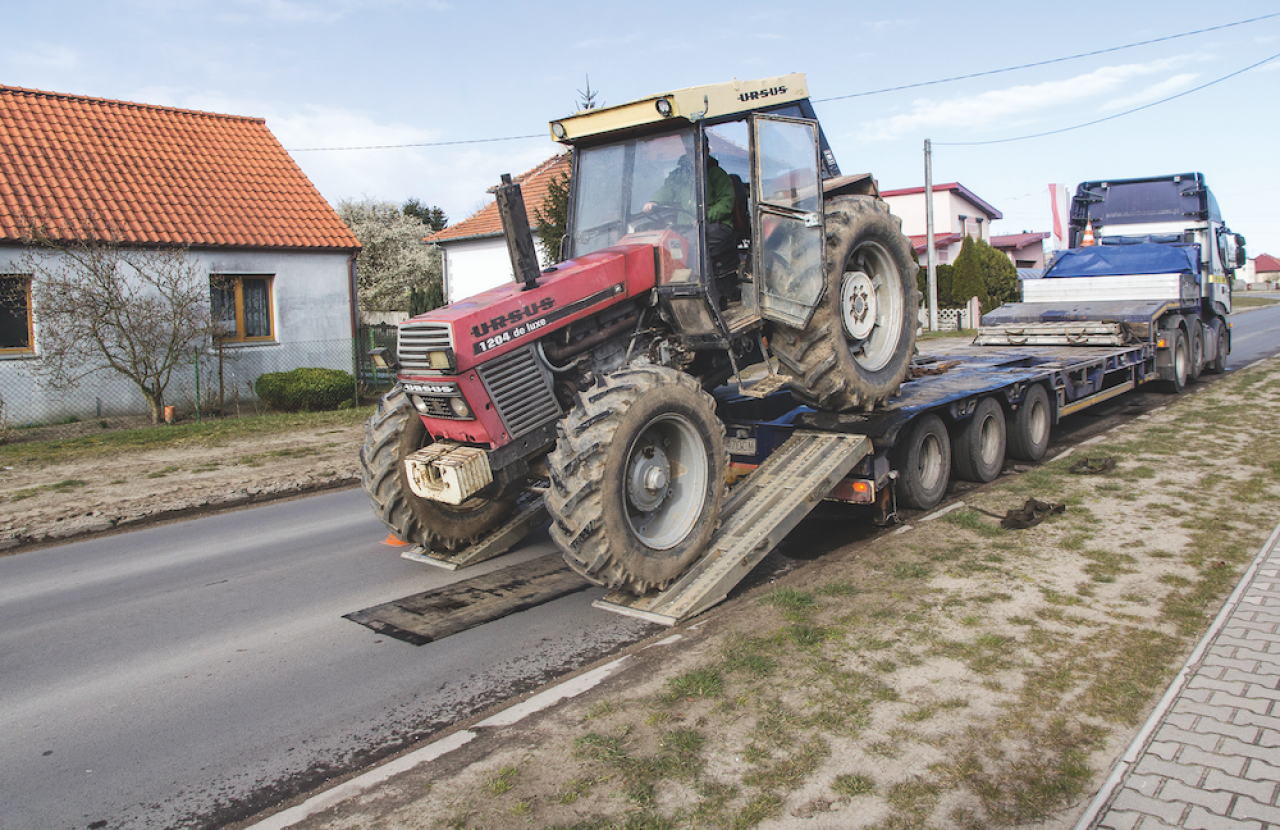 Nowe przepisy Centralnej Ewidencji Pojazdów i Kierowców (CEPiK) mogą wpłynąć na użytkowanie niektórych ciągników rolniczych. Które zmiany uderzą w rolników?