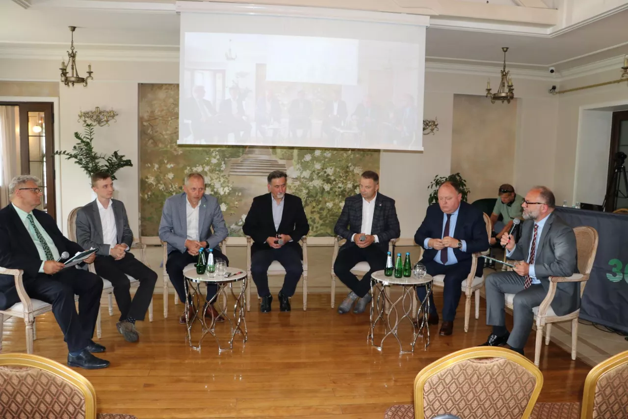 W debacie zbożowwej uczestniczyli (od lewej): J. Urban, M. Gryn, A. Zaleski, K. Gwiazda, A. Gołębiowski, T. Januszaniec i K. Bujoczek.