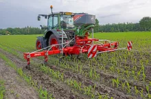 Kultywator Evers Agro do uprawy międzyrzędzi kukurydzy z nabudowanym siewnikiem.