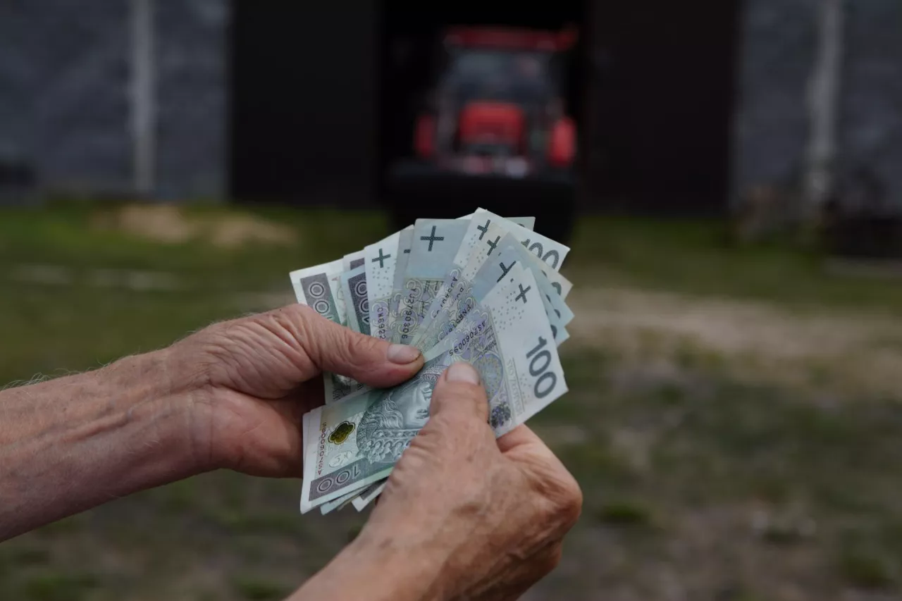 Temat obniżenia wieku emerytalnego dla rolników wraca co jakiś czas. Jest to ważny argument dla ewentualnego przyspieszenia sukcesji w gospodarstwie i przejmowania przez młodych inicjatywy, ale również produkcji.