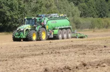 Precyzyjne dawkowanie gnojowicy z wykorzystaniem czujnika John Deere HarvestLab 3000.