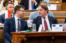 Oliver Varhelyi (po prawej stronie) został nominowanym na stanowisko komisarza UE ds. zdrowia i dobrostanu zwierząt. Po lewej stronie — Boka Janos, węgierski minister ds. europejskich.