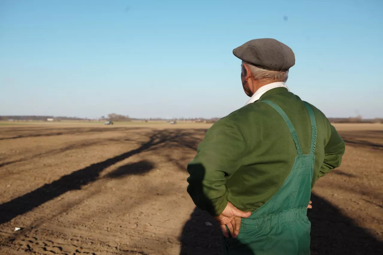 Izby Rolnicze nie zgadzają się z zasadami udzielania pomocy rolnikom poszkodowanym przez klęski żywiołowe. Szczególnie rolnikom nie podoba się zasada dotycząca ubezpieczenia upraw. Niektórzy rolnicy po prostu nie mieli takiej możliwości.