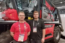 W konkurencji Heavy Vehicle Technology (mechanika maszyn rolniczych i budowlanych) Polskę reprezentował Jakub Netter (z prawej). Polskim ekspertem był dr Mirosław Czechlowski (z lewej), pracownik Uniwersytetu Przyrodniczego w Poznaniu.