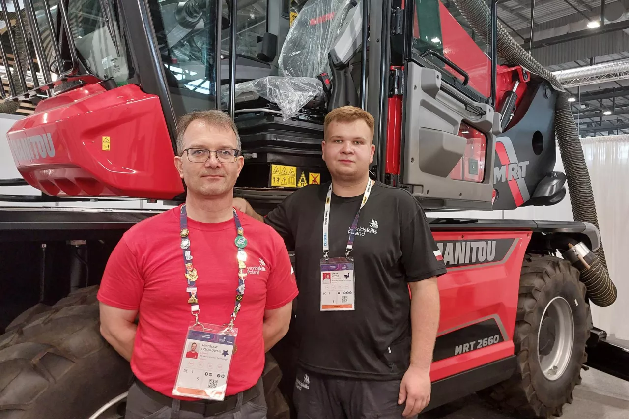 W konkurencji Heavy Vehicle Technology (mechanika maszyn rolniczych i budowlanych) Polskę reprezentował Jakub Netter (z prawej). Polskim ekspertem był dr Mirosław Czechlowski (z lewej), pracownik Uniwersytetu Przyrodniczego w Poznaniu.