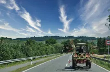 Czy wolno wyprzedzać traktor na linii ciągłej?