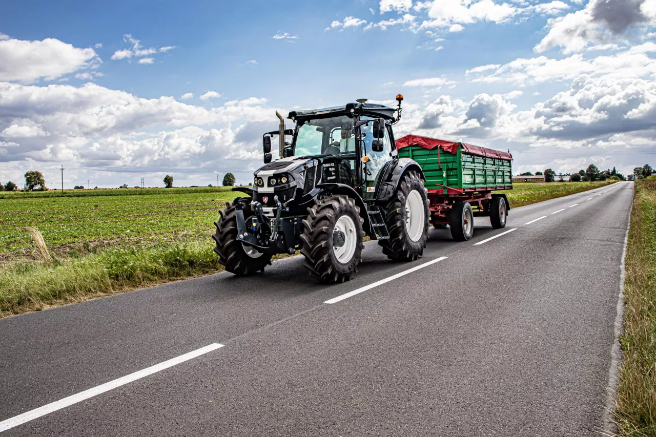 Ciągnik Irum Tagro 102 w transporcie