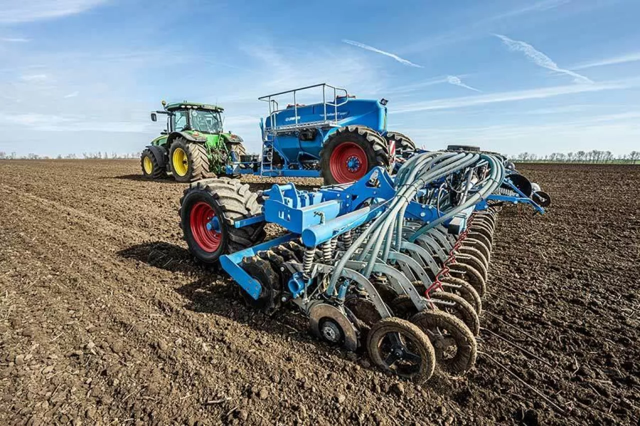 LEMKEN zaprezentował nowy siewnik. Jakie są dane techniczne Solitair ST?