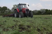 Pieniądze na zakup maszyny rolniczej z dofinansowania. Kiedy otrzymamy zapłatę, przed czy po zakupie ciągnika?