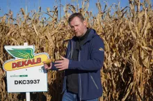 Marcin Liszewski z Działu Rozwoju Produktu firmy Bayer i nowość, ale tradycyjna odmiana. Ekspert omawiał najnowszą propozycję odmianową dla polskich rolników na konferencji w gospodarstwie Moniki i Adama Cnotalskich w Nowym Besku. Przybliżył też technologię przyszłości tj. projekt PRECEON realizowany już we Włoszech i Hiszpanii z odmianami kukurydzy Dekalb o zredukowanej wysokości