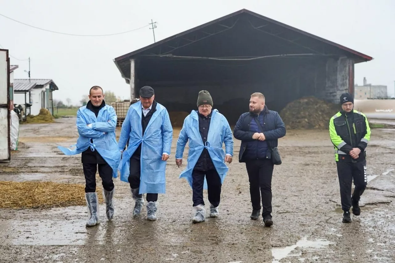 Minister Czesław Siekierski podczas wizyty w gospodarstwie