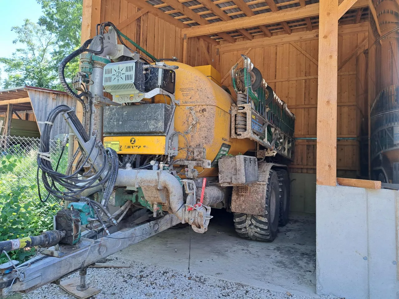 Josef Höckmeier gospodaruje na 490 ha i zajmuje się tuczem brojlerów. Przy gospodarstwie pracuje biogazownia o mocy 750 kW, która zagospodarowuje m.in. pomiot od kurcząt. Wóz asenizacyjny Zunhammer wyposażony jest w czujnik Van Control. Pozwala to precyzyjnie dozować poferment z biogazowni na podstawie aktualnej zawartości N.