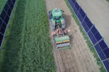 Agrofotowoltaika to wykorzystanie ziemi zarówno do produkcji roślinnej, jak i produkcji energii elektrycznej. W odróżnieniu do konwencjonalnych instalacji PV, dwustronne panele w agrowoltaice ustawiane są najczęściej w kierunku wschodnim i zachodnim. Dzięki temu optymalizujemy wprowadzenie energii do sieci, co zwiększa efektywność jej wykorzystania.