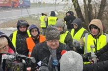 Minister Czesław Siekierski podczas spotkania z rolnikami na przejściu granicznym w Medyce