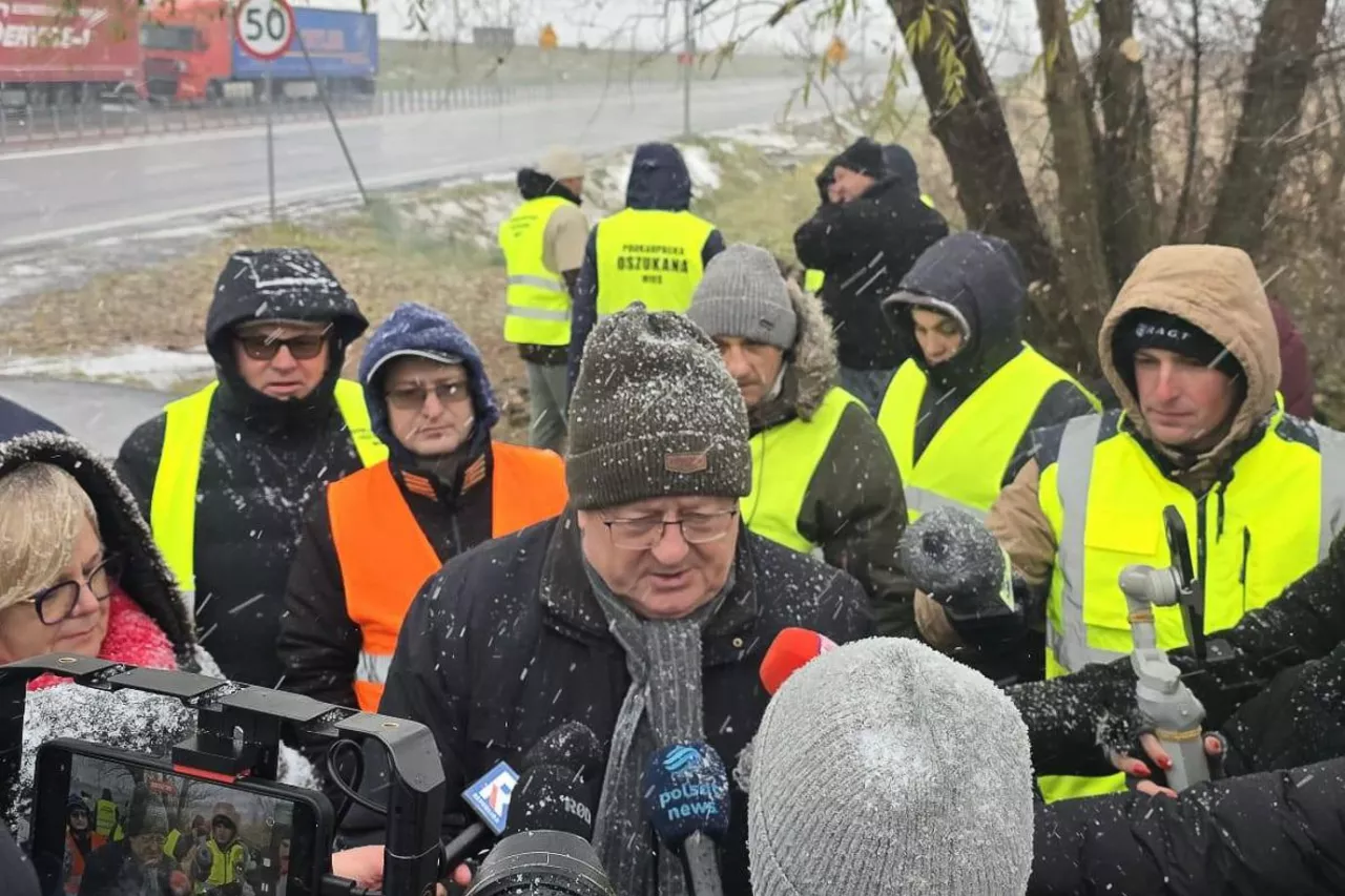 Minister Czesław Siekierski podczas spotkania z rolnikami na przejściu granicznym w Medyce