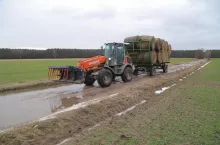 Układ hydrostatyczny ma dwa zakresy – polowy i szosowy. Wahliwa tylna oś dobrze spisuje się na nierównościach.