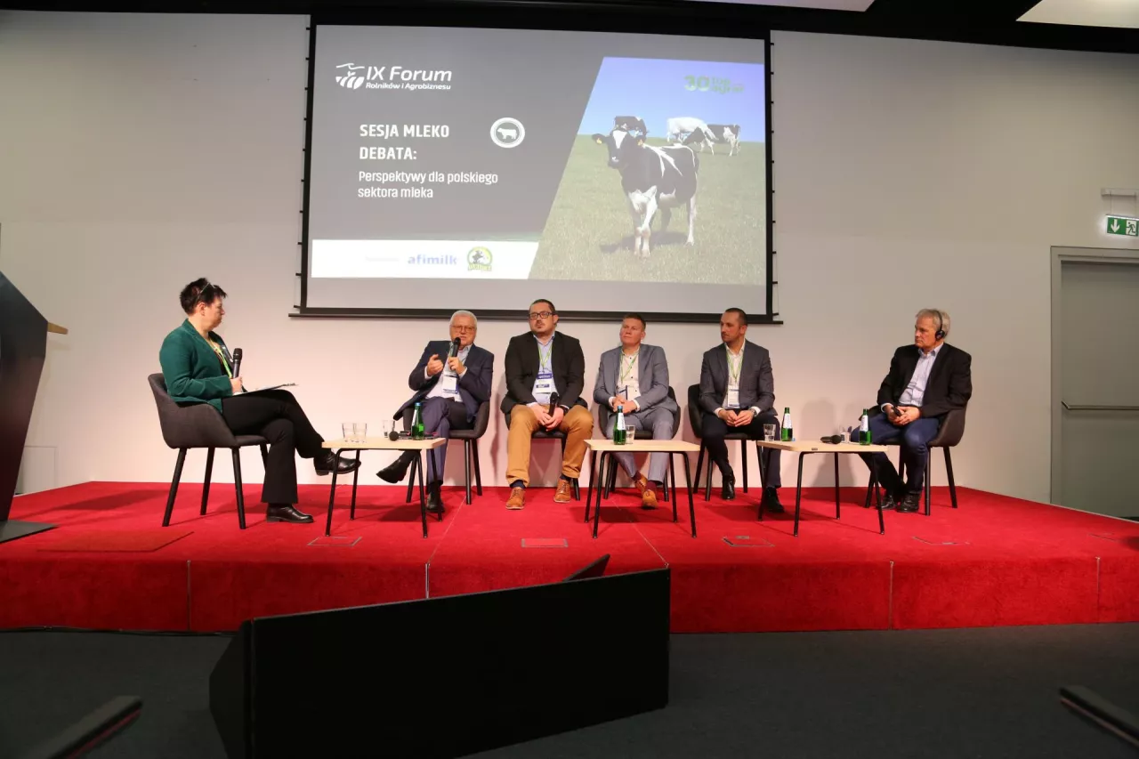 W debacie uczestniczyli (od lewej): dr Mira Wieczorek, dr Jerzy Plewa (Team Europe Direct), Łukasz Wyrzykowski (IFCN), Adam Warnke (hodowca), Kamil Drzazga (Afimilk), Bernd Lührmann (Izba Rolnicza Dolnej Saksonii).