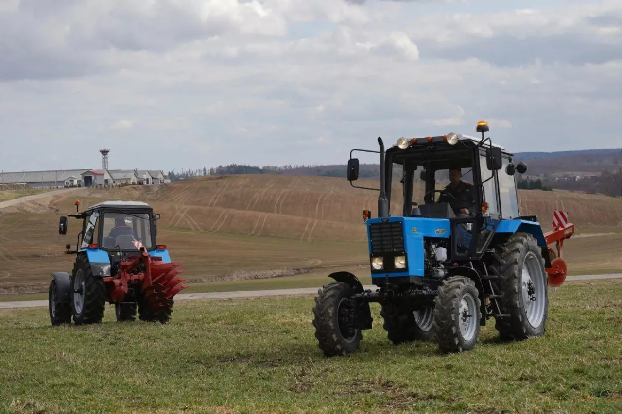 Rolnicy, którzy kupili ciągniki marki Belarus po 2016 roku mają poważny problem. Zdaniem prokuratury traktory te zostały w Polsce zarejestrowane niezgodnie z prawem.