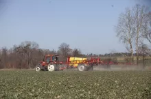 Złe ustawienie ciśnienie w opryskiwaczu może prowadzić do strat i nieskutecznych zabiegów. Jak uniknąć błędów i dobrze wyregulować zawór stałociśnieniowy?