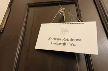 20 lutego, na wniosek grupy posłów Prawa i Sprawiedliwości, zwołano specjalne posiedzenie sejmowej Komisji Rolnictwa i Rozwoju Wsi