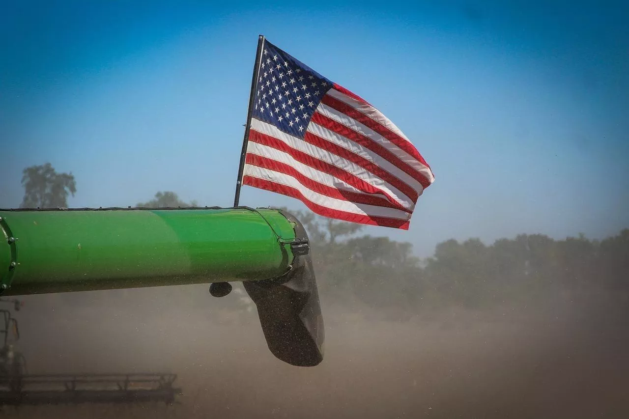 Sprzedaż maszyn rolniczych w USA gwałtownie spada, ale rolnicy nie narzekają na brak pieniędzy. Dlaczego farmerzy rezygnują z nowych ciągników i kombajnów?