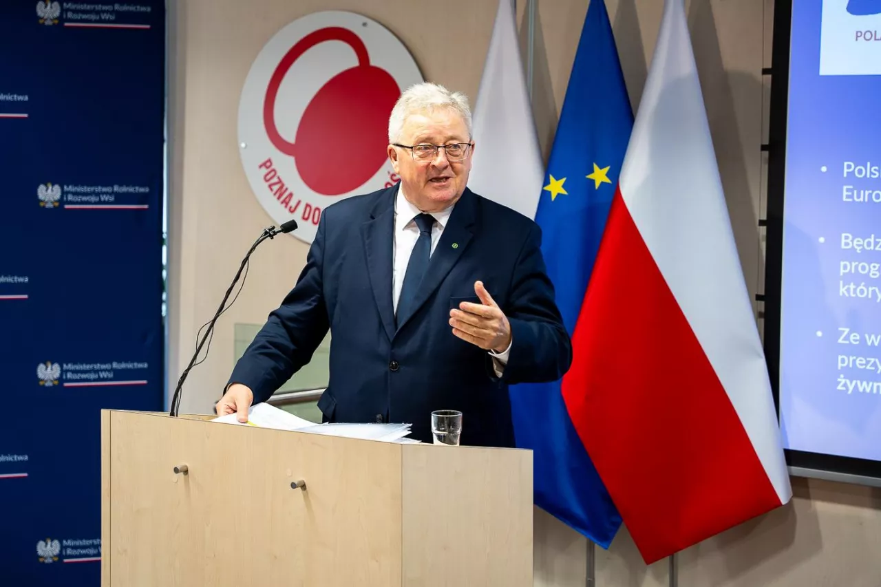 Minister rolnictwa i rozwoju wsi Czesław Siekierski prezentuje priorytety polskiej prezydencji w UE podczas konferencji prasowej