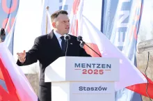 Sławomir Mentzen, kandydat na prezydenta RP, przemawia podczas spotkania wyborczego w Staszowie. W swojej kampanii podkreśla sprzeciw wobec Zielonego Ładu, nadmiernych regulacji unijnych oraz importu ukraińskich produktów rolnych.