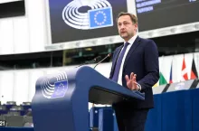 Komisarz ds. rolnictwa UE, Christophe Hansen, przemawia podczas sesji plenarnej Parlamentu Europejskiego, przedstawiając ”Wizję rolnictwa i żywności UE”. Podkreśla znaczenie rolnictwa dla bezpieczeństwa żywnościowego Europy oraz potrzebę uproszczenia WPR.