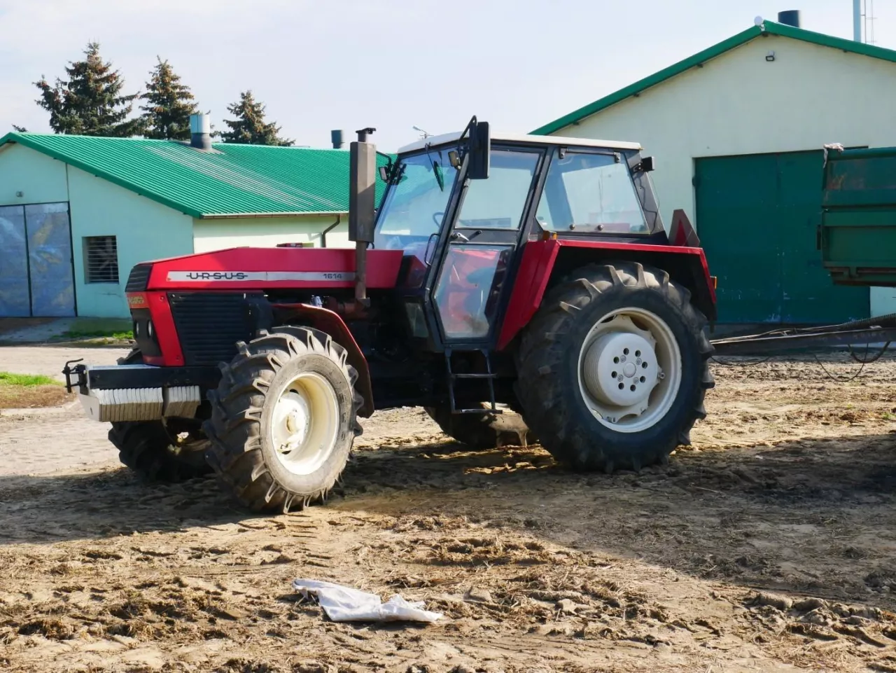 Ciągnik Ursus 1614 podczas pracy na gospodarstwie rolnym. Model ten, produkowany w latach 1984–2009, nadal jest ceniony za swoją trwałość i moc.