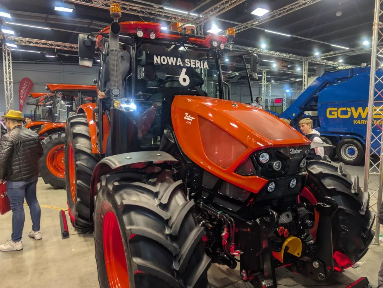 Nowa seria ciągników Zetor 6 zadebiutowała na targach rolniczych. Model 6170 to połączenie klasycznego designu Zetora z nowoczesnymi rozwiązaniami, w tym silnikiem Deutz 171 KM i przekładnią ZF. Kabina zyskała nowy poziom komfortu i ergonomii.