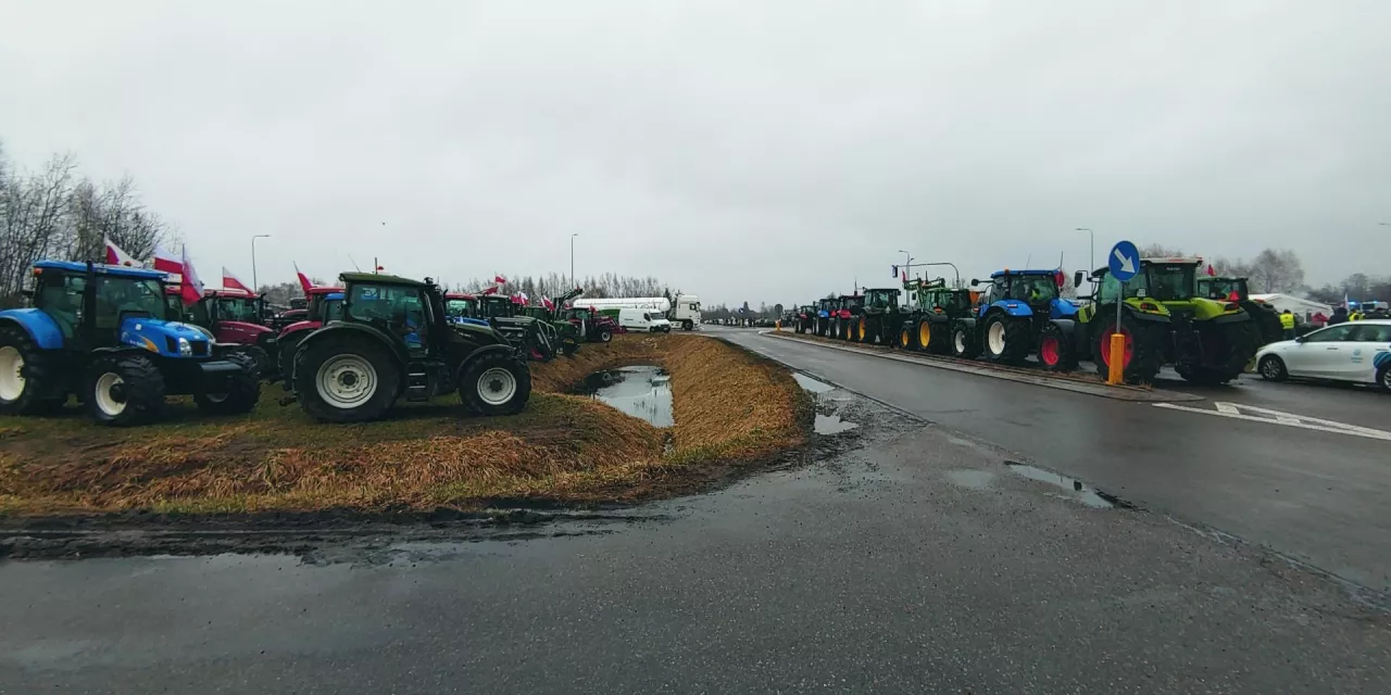 2 lutego 2023 r. polscy rolnicy protestują na granicy z Ukrainą, blokując ruch pojazdów. Demonstracja była wyrazem sprzeciwu wobec napływu ukraińskich produktów rolnych do UE, co ich zdaniem destabilizuje rynek. Protest zorganizowało Stowarzyszenie Oszukana Wieś.