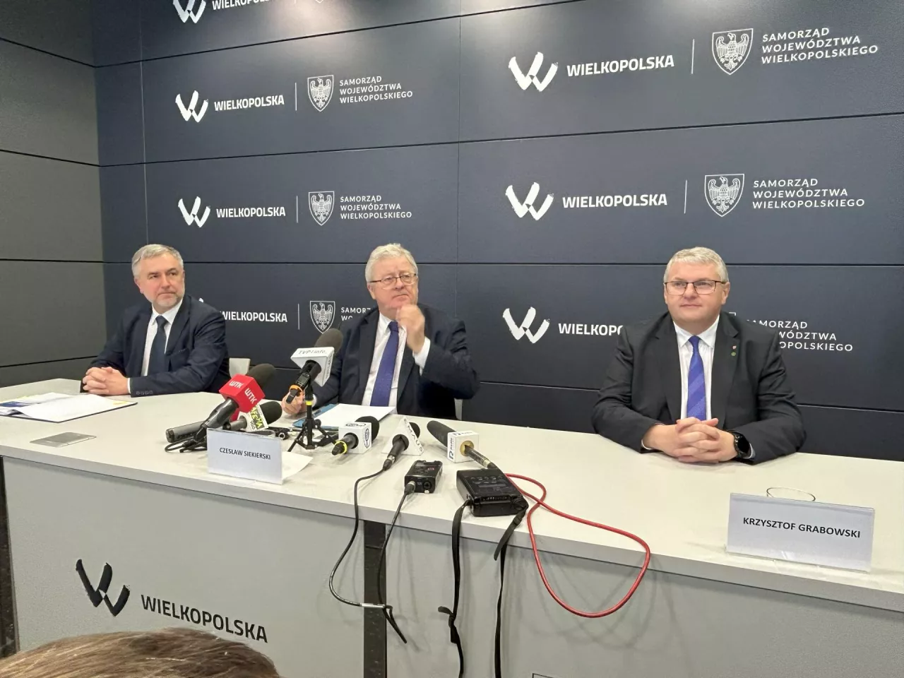 Marek Woźniak – marszałek województwa wielkopolskiego (od lewej), Czesław Siekierski – minister rolnictwa i rozwoju wsi, Krzysztof Grabowski – wicemarszałek województwa wielkopolskiego.