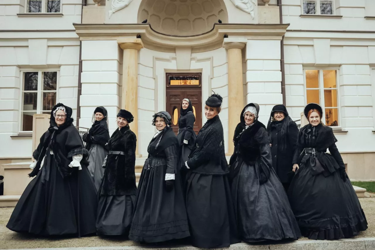 Dziewczyny z Komorowa w czarnych sukienkach z powstania styczniowego podczas sesji zdjęciowej przed Dworem Polskim w Pęcicach