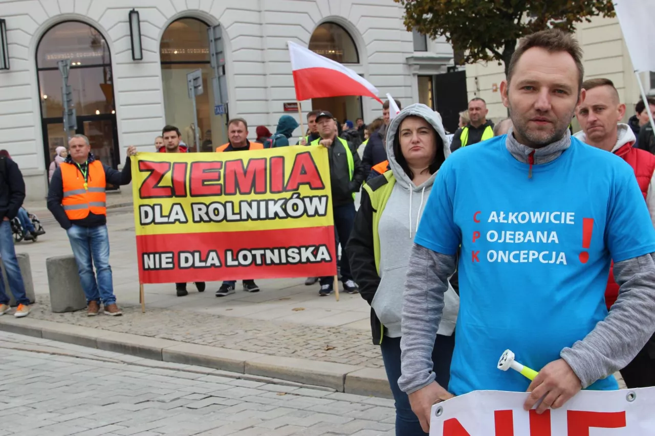 Protest przed Pałacem Prezydenckim 1 października 2022 r. przeciwko budowie Lotniska CPK oraz Kolei Dużych Prędkości